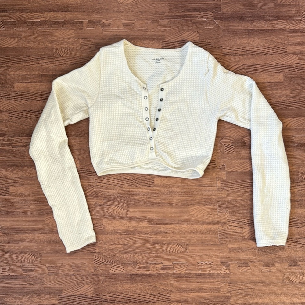 URBAN OUTFITTERS CREAM BUTTON UP CROPPED LONG SLEVE SHIRT SIZE XS/S